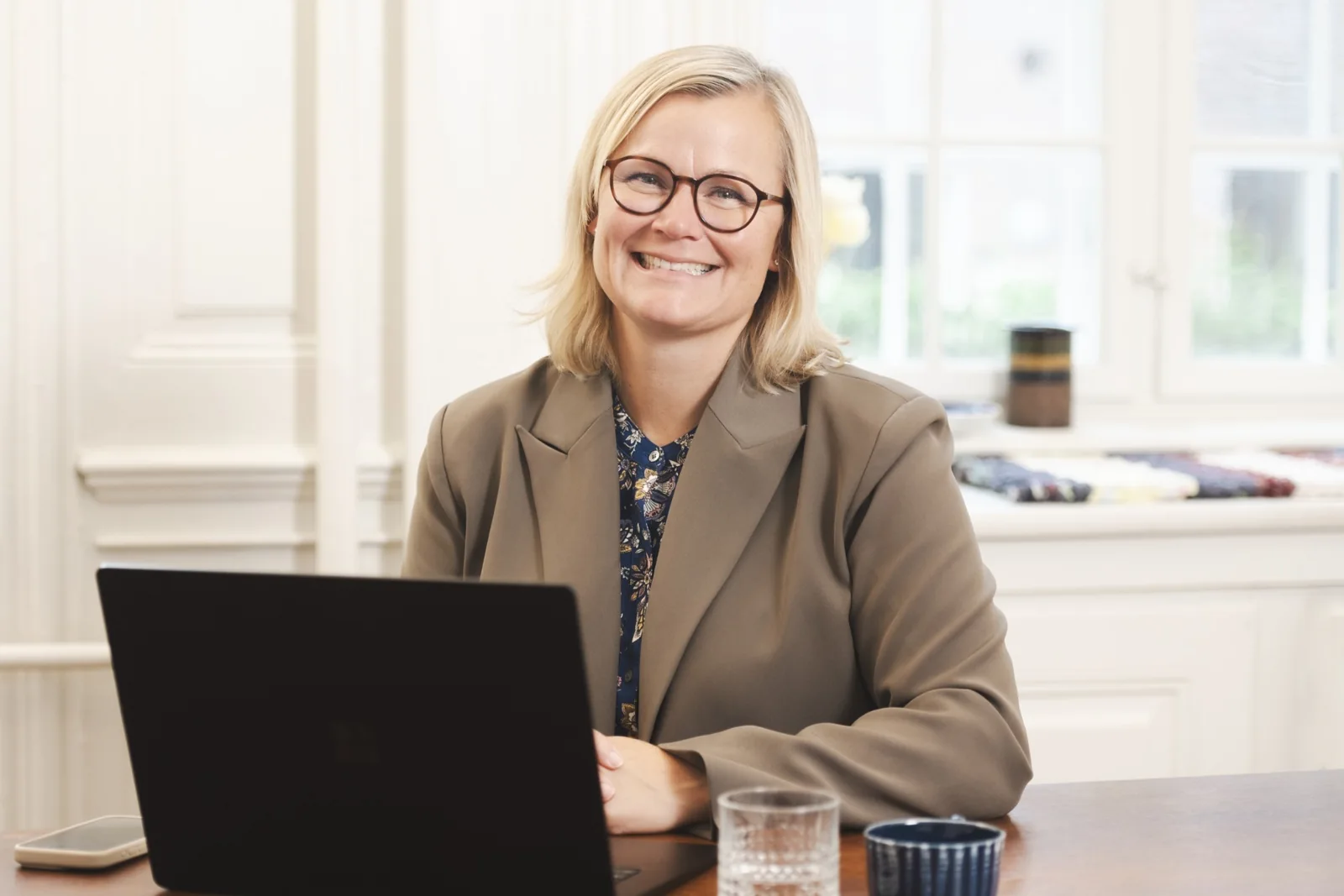 Maria Lindholm ved sin computer på rådgivningskontoret