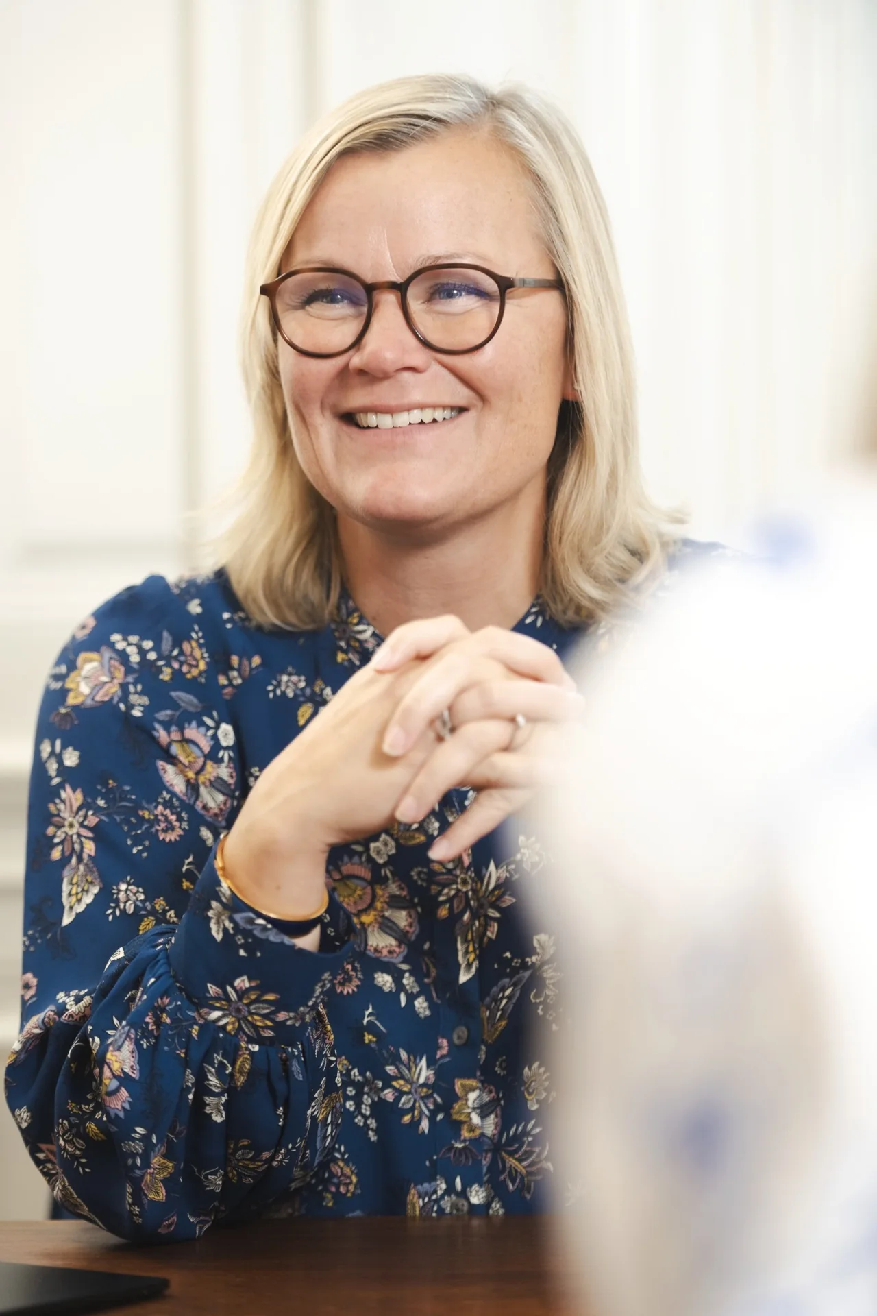 Maria Lindholm lytter og smiler under en rådgivningssamtale
