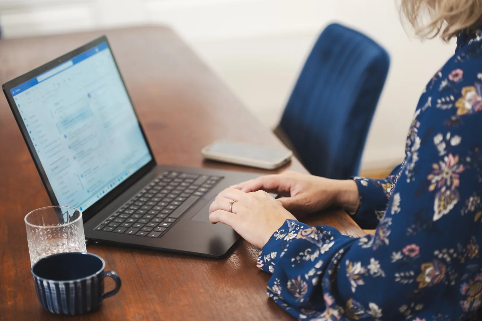 Maria arbejder med dokumenter på sin computer