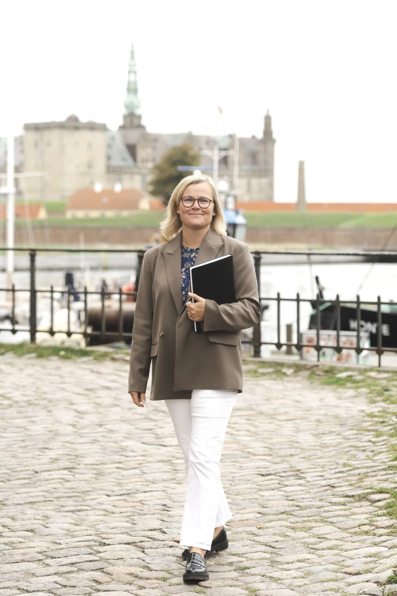 Maria Lindholm i Helsingør med Kronborg i baggrunden