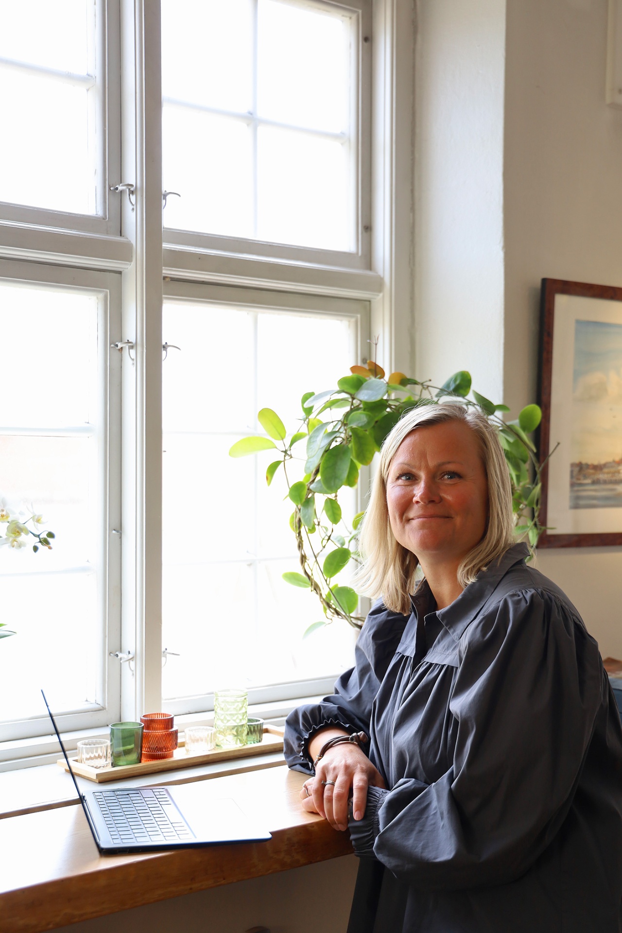 Maria Lindholm ved vinduet med sin laptop