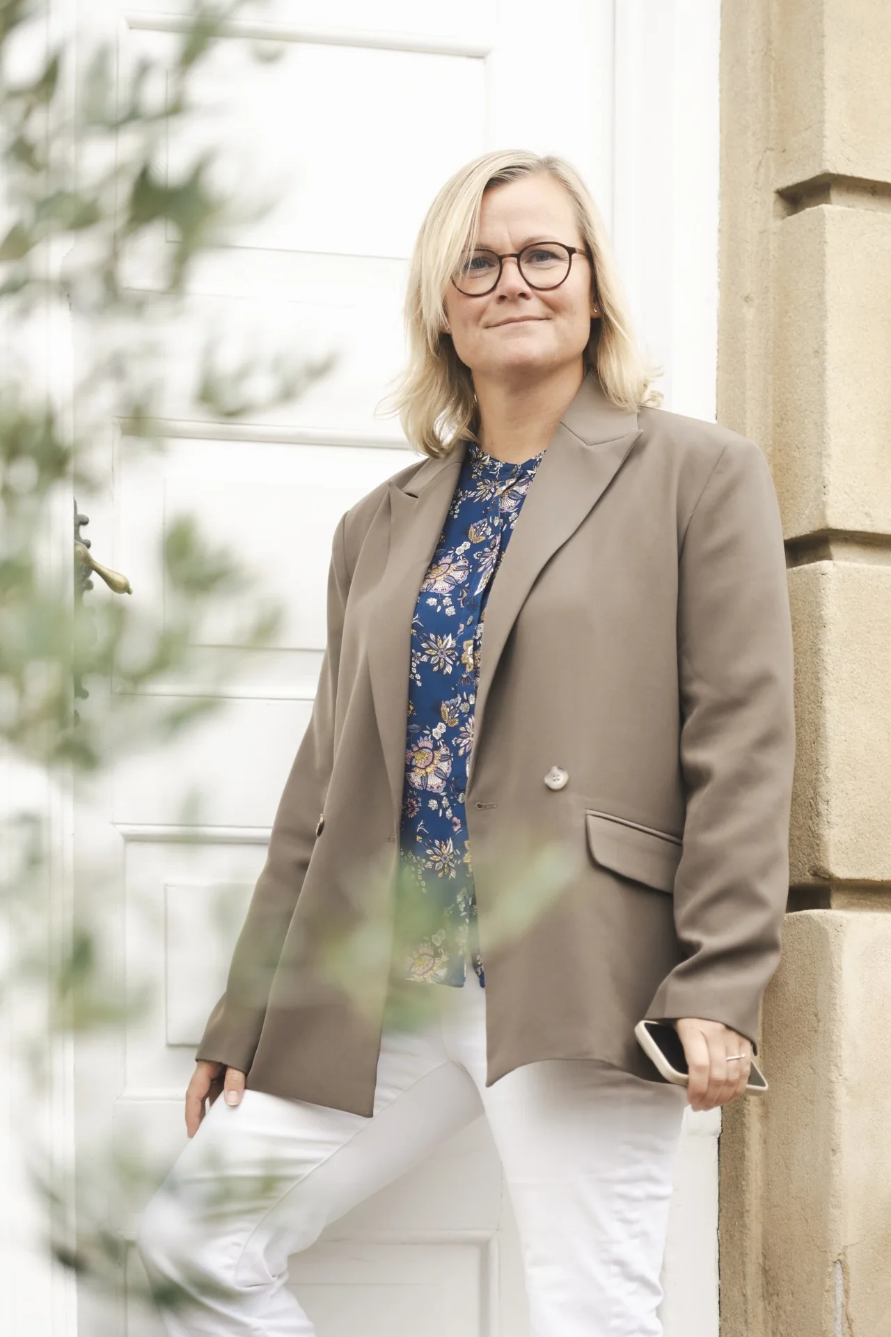 Maria Lindholm foran en bygning i Helsingør